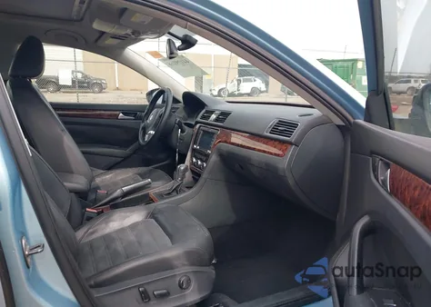 2012 Volkswagen Passat 2.5L Sel Premium z USA, uszkodzony, nr VIN 1VWCP7A35CC091213